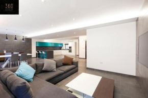 Luxury Living - massive central APT with AC & WIFI by 360 Estates